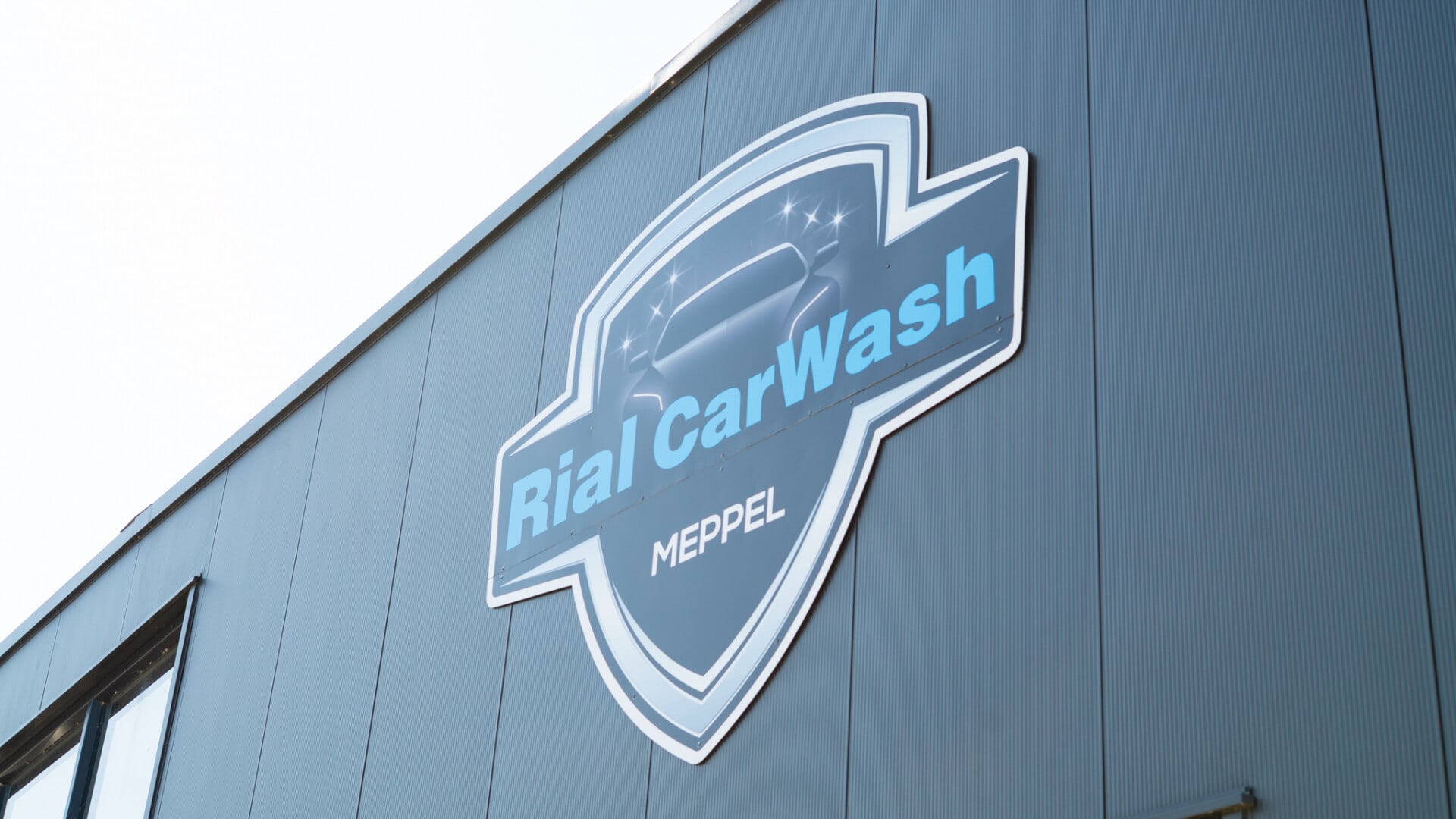 Het schild van Rial CarWash op de gevel