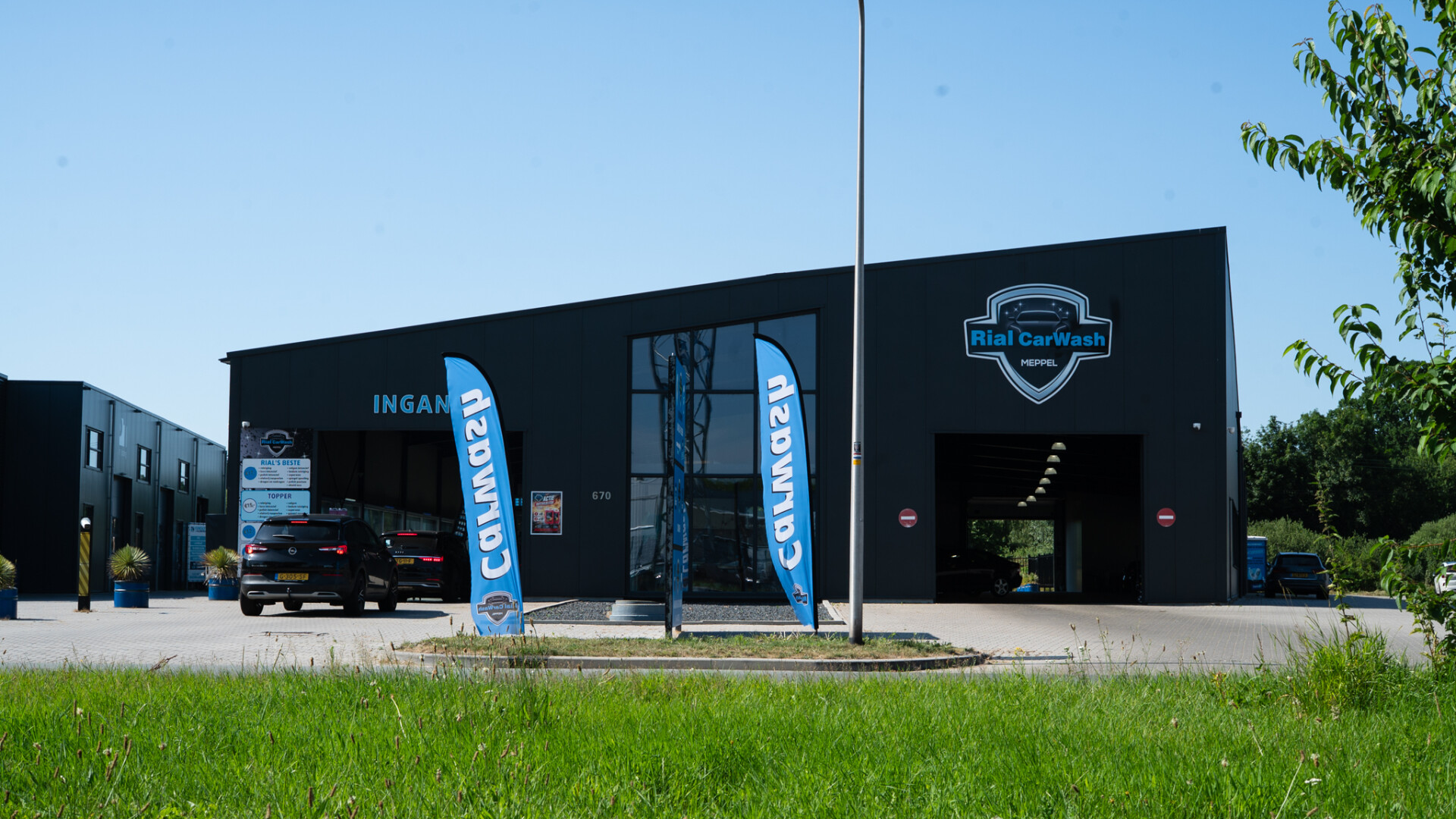 Auto wordt gewassen in de Rial wasstraat in Meppel