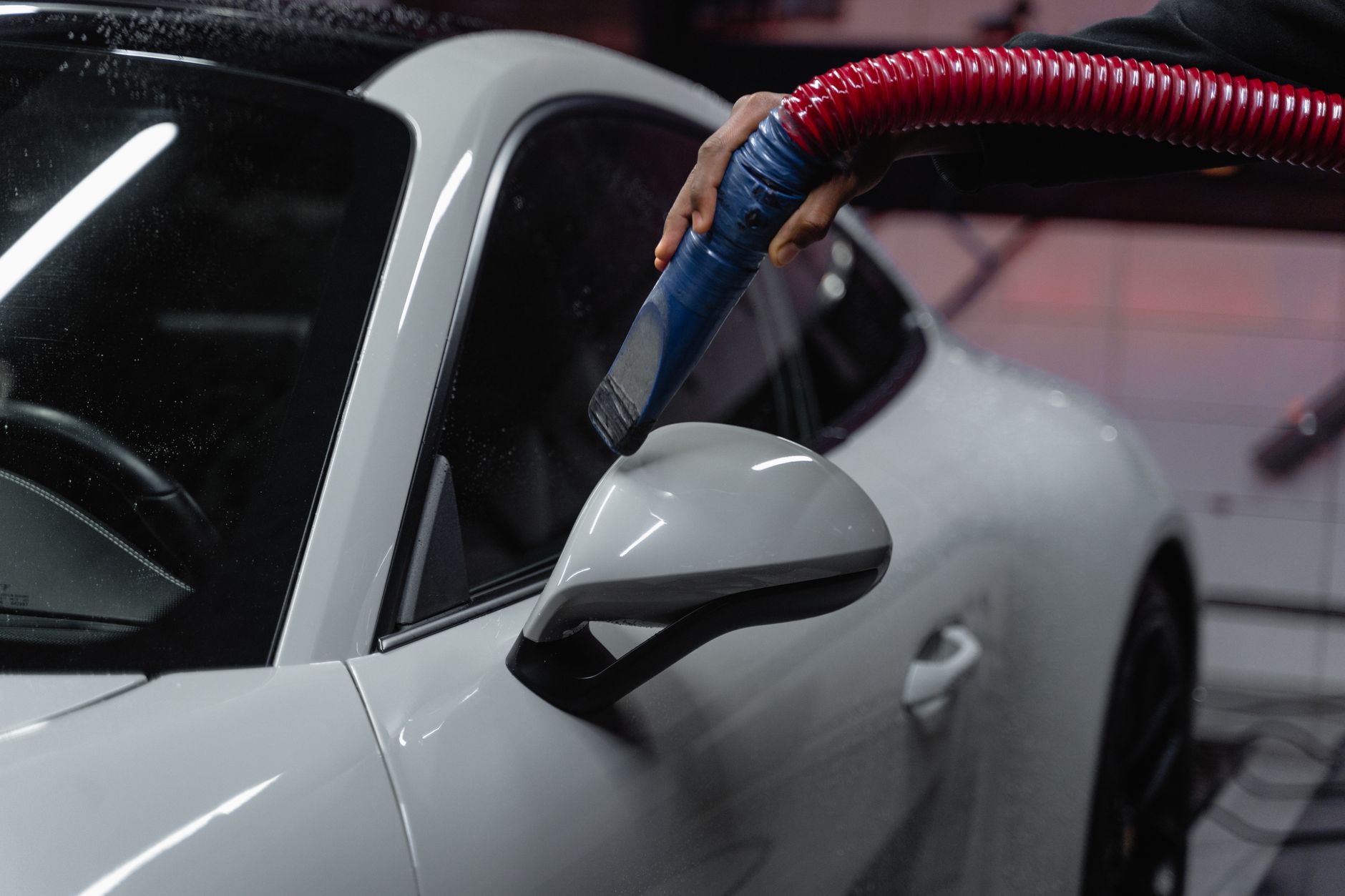 Auto-interieur wordt gratis uitgezogen bij Rial CarWash Meppel